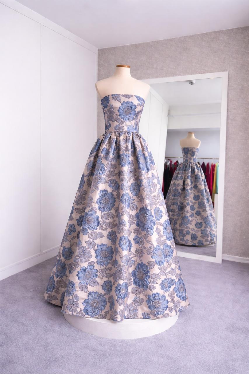 Brocado Floral Azul — Tomara-que-caia em brocado com estampa floral azul e saia volumosa princesa
