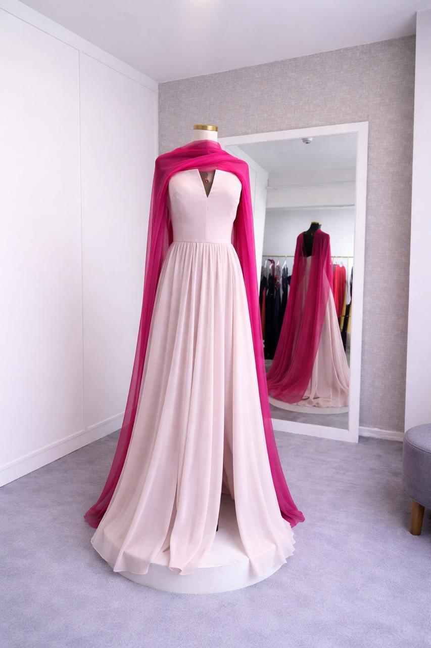 Vestido rosa claro com capa pink em chiffon